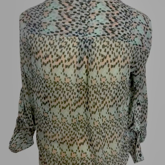 NWT Bebe Women's  Animal Print Wrap Roll Tab Sleeves Chiffon Cropped Top - Picture 4 of 13